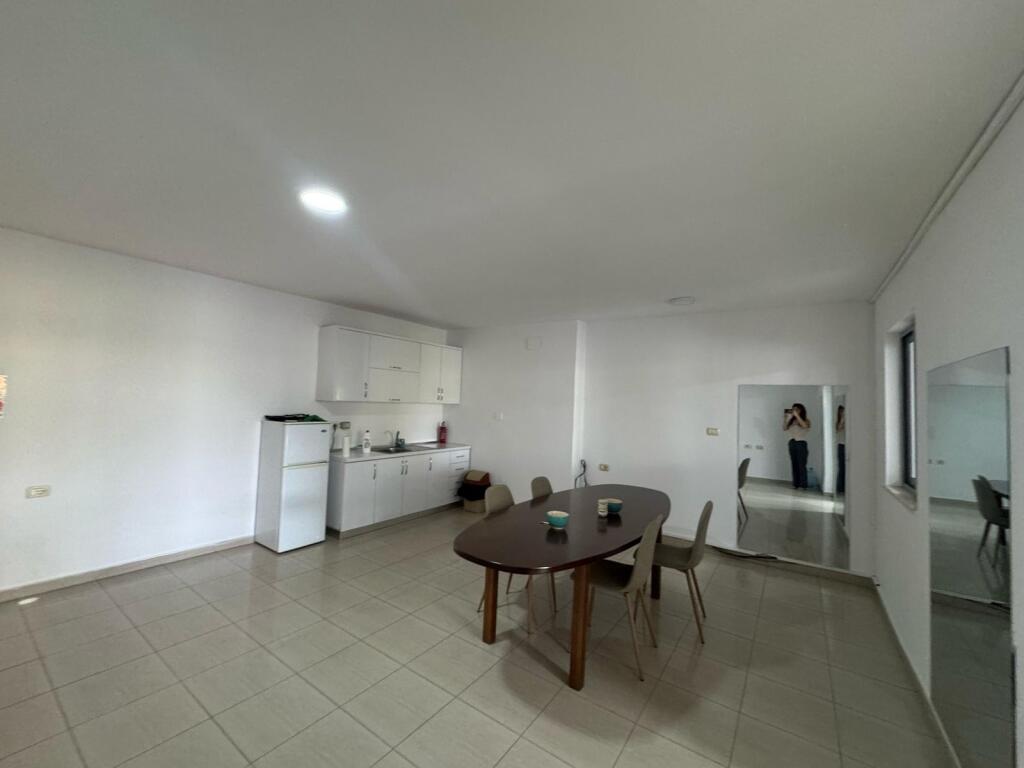 📍 Jepet me Qira Ambient Bosh – Myslym Shyri, Tiranë
💶Çmimi: 800 €/muaj