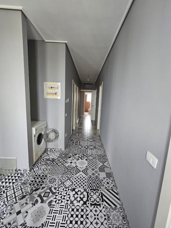 Ne zonen e Vilave Gjermane,Rr.Oso Kuka,jepet me qera ne katin e 3-te i nje vile apartament 3+1+2,i mobiluar 55,000Leke