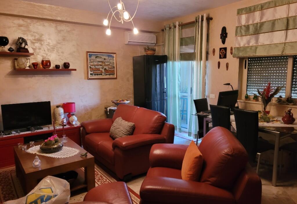 Shitet  apartament  2+1 (prane fakultetit  juridik  te Tiranes )