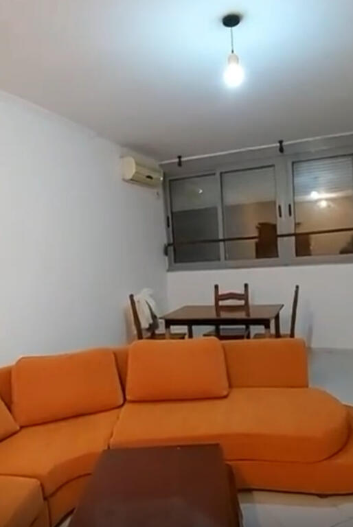 Via Elbasanit, affittasi appartamento 1+1! 50.000 Leke