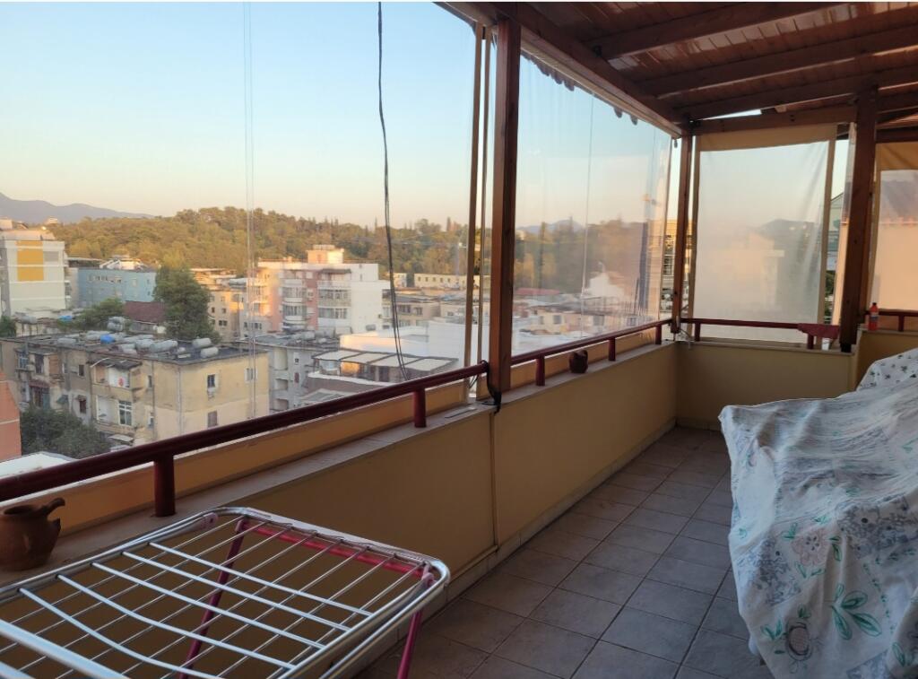 Shitet  apartament  2+1 (prane fakultetit  juridik  te Tiranes )