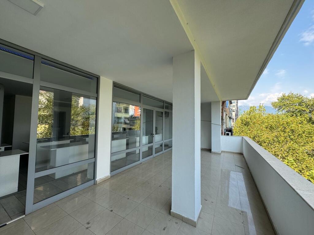 📍 Jepet me Qira Ambient Bosh – Myslym Shyri, Tiranë 	•	Çmimi: 800 €/muaj  