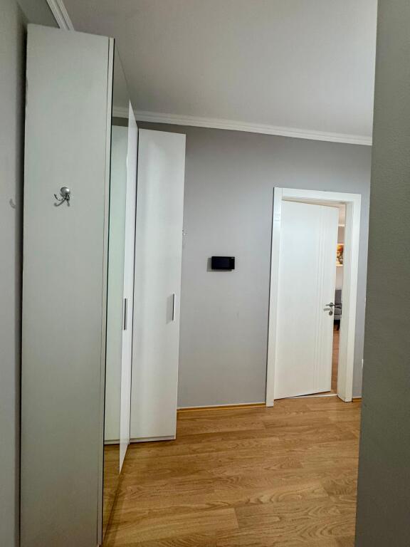 Jepet super apartment 1+1 me qera tek rr Kavajes , Xhamia