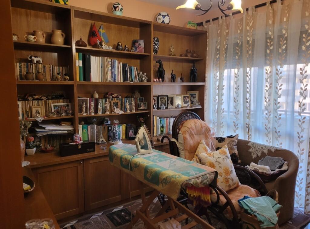 Shitet  apartament  2+1 (prane fakultetit  juridik  te Tiranes )