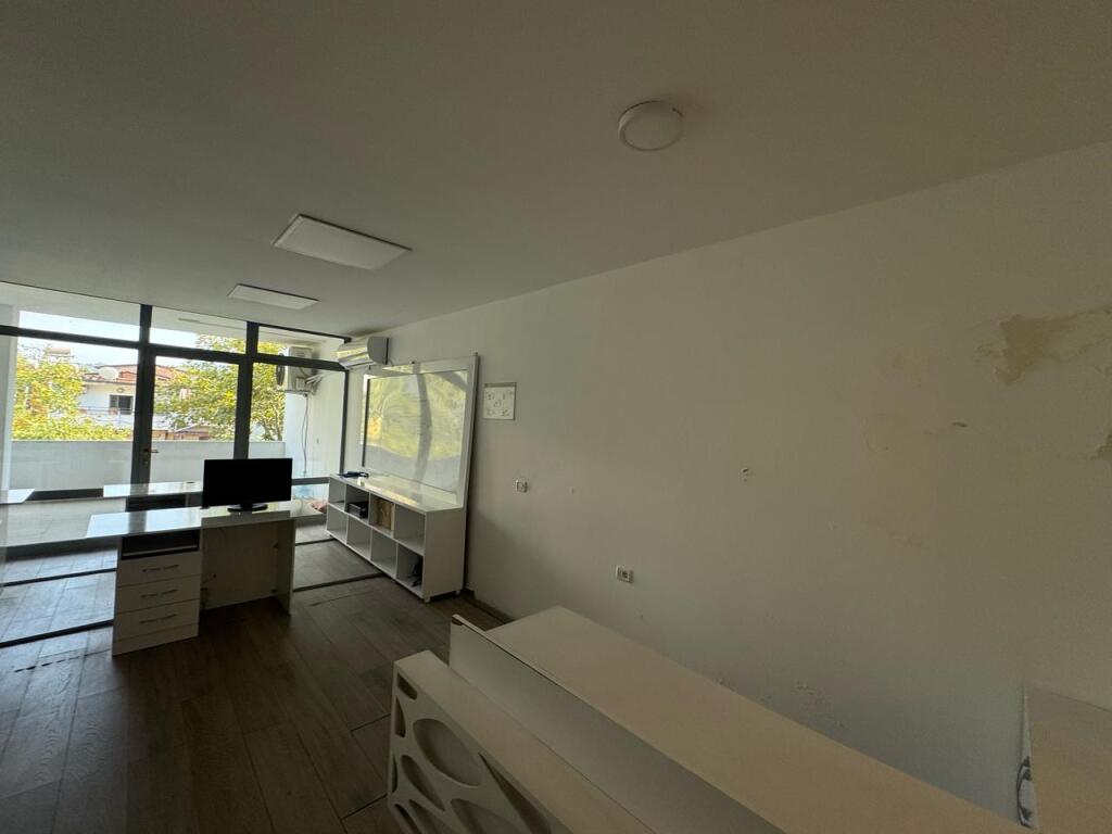 📍 Jepet me Qira Ambient Bosh – Myslym Shyri, Tiranë 	•	Çmimi: 800 €/muaj  