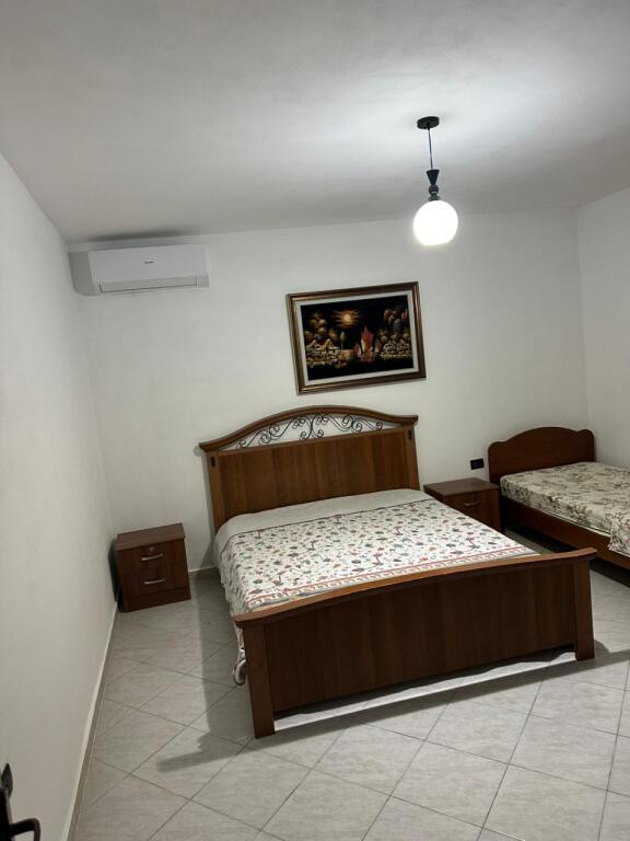 Dopo il Kristal Center, via Dhimiter Shuteriqi, viene affittato un appartamento 1+1 al primo piano di una villa, arredato. 480 Euro   