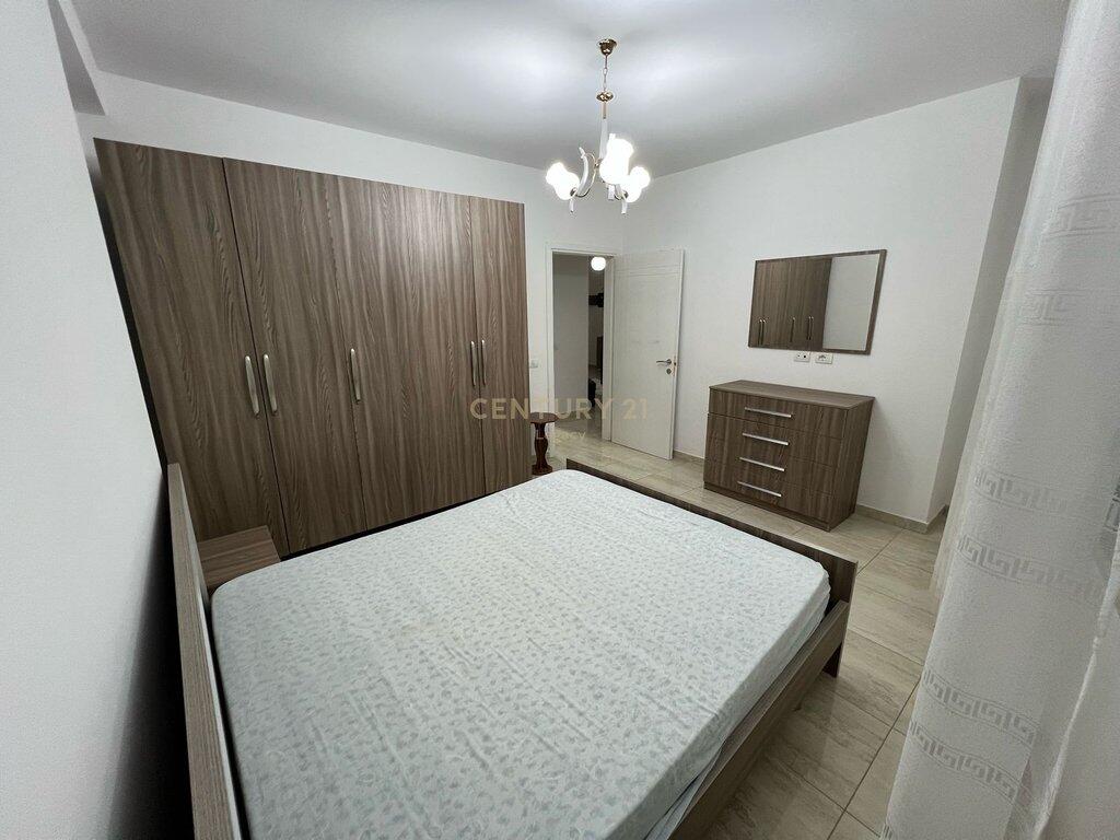 Apartament 2+1 për Qira në Komuna e Parisit, Tiranë