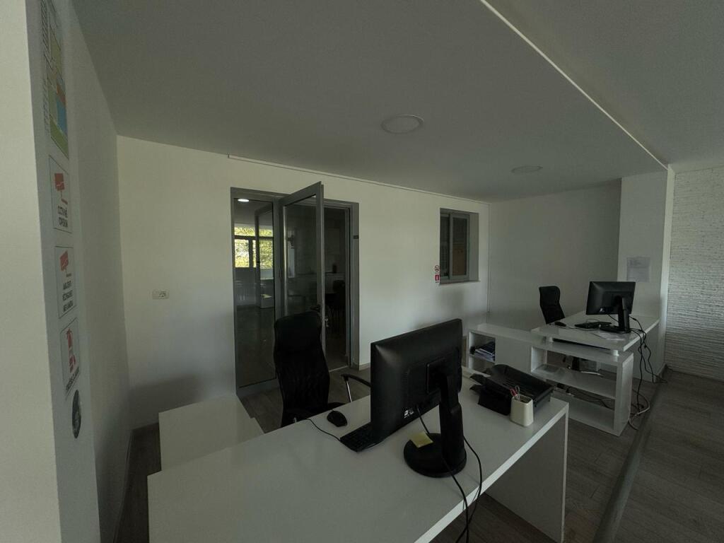 📍 Jepet me Qira Ambient Bosh – Myslym Shyri, Tiranë 	•	Çmimi: 800 €/muaj  