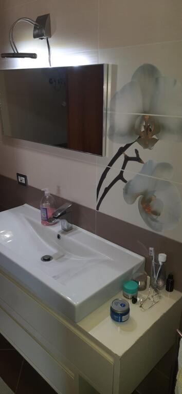Shitet apartament 2+1 ne Astir pranë Fabrikes se Miellit!
