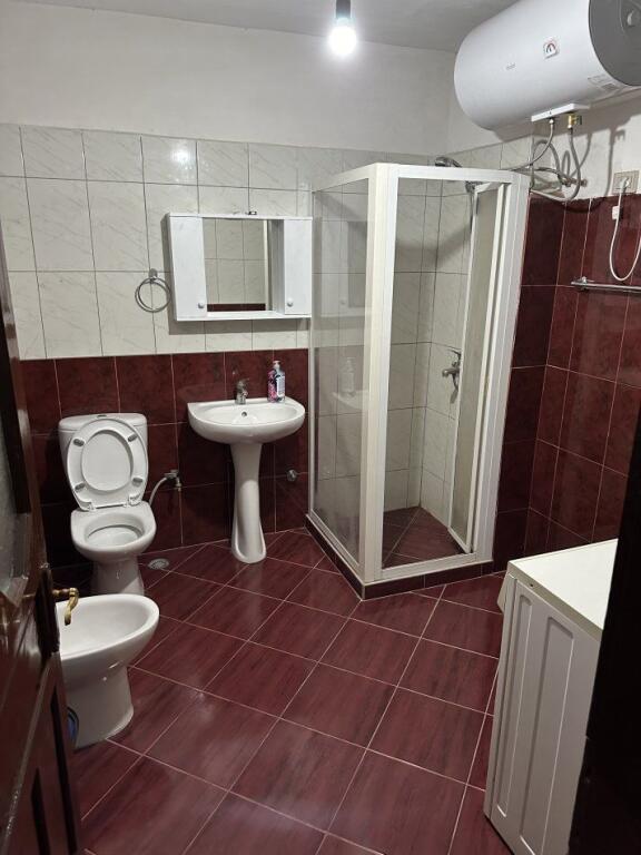 Jepet me qira apartament 1+1 Komuna e Parisit