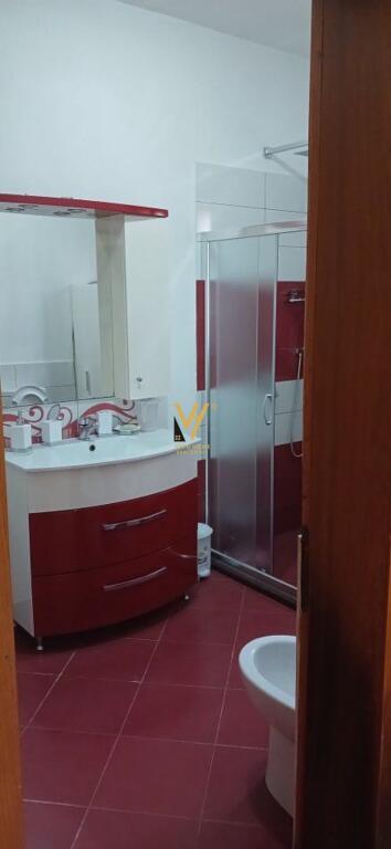 JEPET HYRJE 2+1 ME QERA TE ISH UZINA E AUTOTRAKTOREVE, SHKOZE 430 EURO
