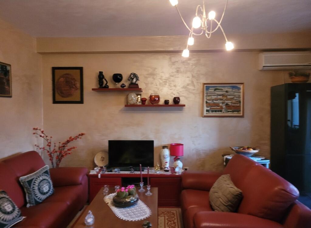 Shitet  apartament  2+1 (prane fakultetit  juridik  te Tiranes )