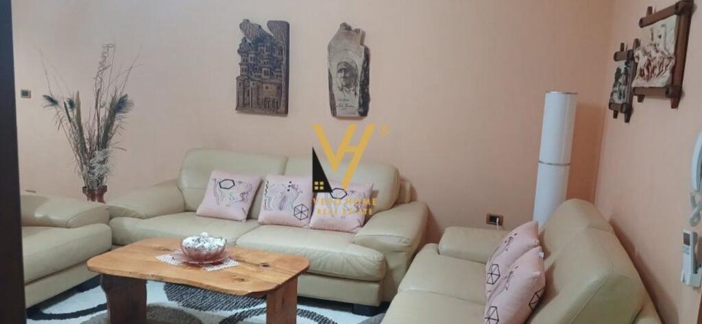JEPET HYRJE 2+1 ME QERA TE ISH UZINA E AUTOTRAKTOREVE, SHKOZE 430 EURO