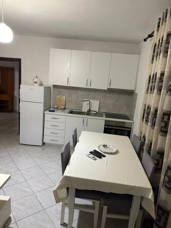 Jepet me qera apartament 1+1 te Komuna e Parisit!
