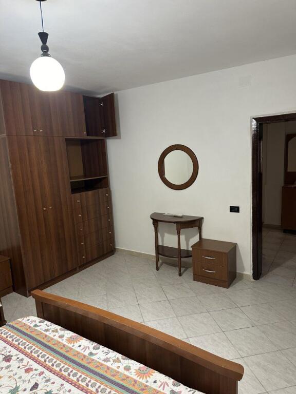 Jepet me qira apartament 1+1 Komuna e Parisit