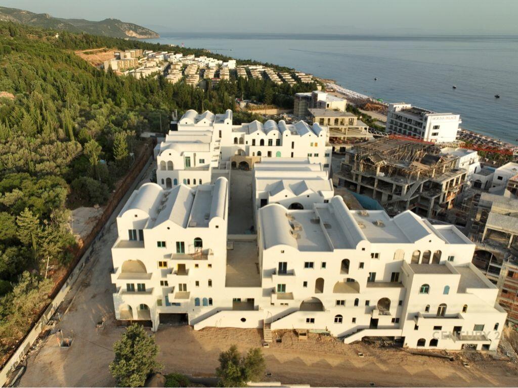 APPARTAMENTO DI LUSSO 1+1+VERANDA + 2 POSTI AUTO IN VENDITA A SANTORINI 1 – DHËRMI!