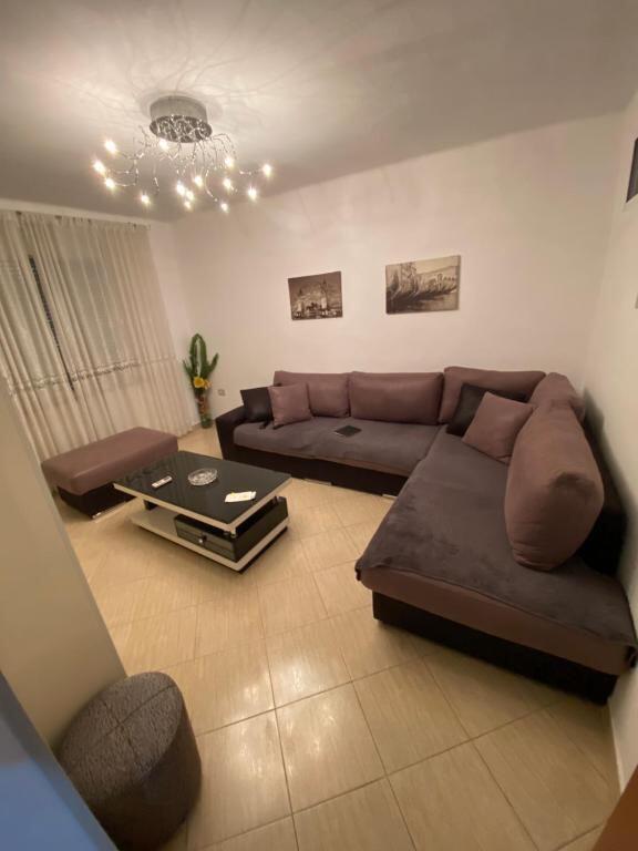 APARTAMENT ME QERA 1+1 ALI DEMI 40.000 LEKE