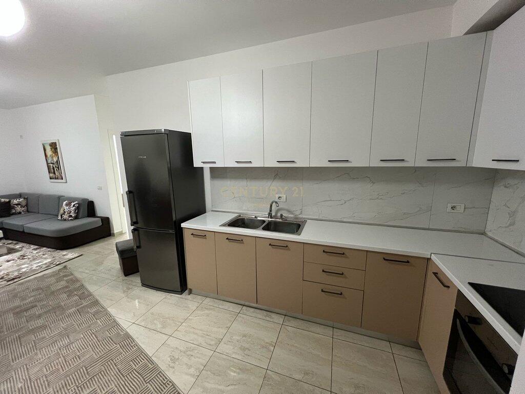 Apartament 2+1 për Qira në Komuna e Parisit, Tiranë