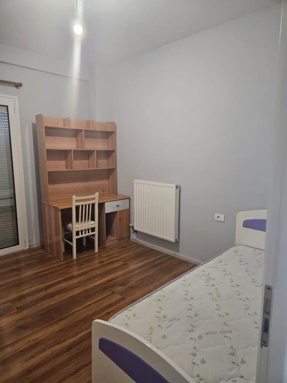 Ne zonen e Vilave Gjermane,Rr.Oso Kuka,jepet me qera ne katin e 3-te i nje vile apartament 3+1+2,i mobiluar 55,000Leke