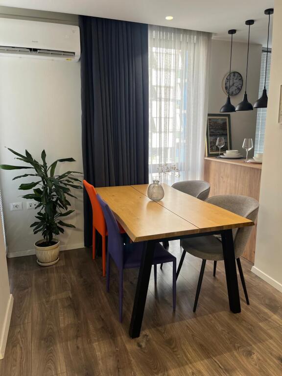 📢 Qira Apartament 2+1 – Rruga e Dibërs, Vila Gold 🚗 Me garazh  💶 Çmimi: 1,350 €/muaj