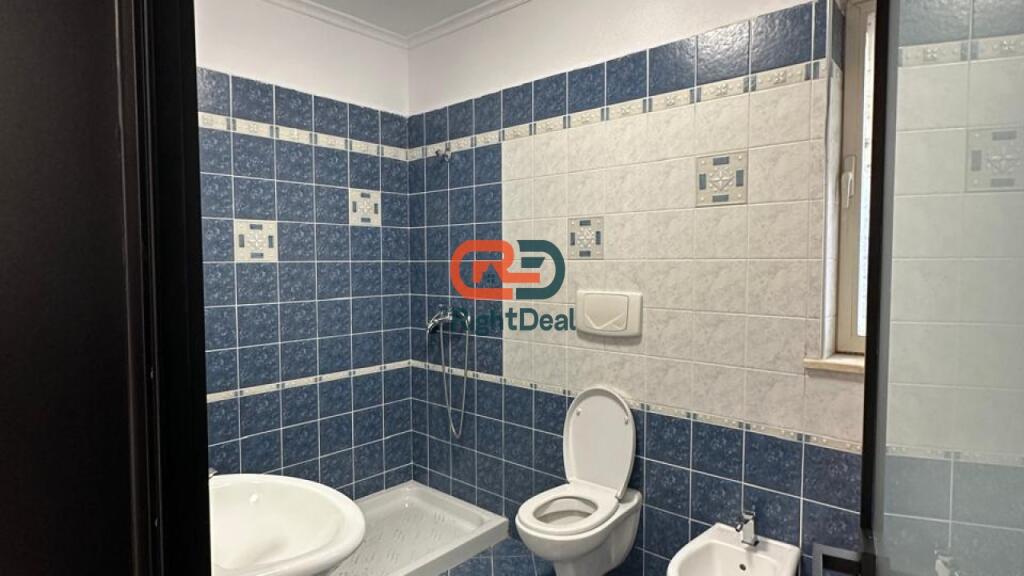 Vicino al Liceo Petro Nini Luarasi, Appartamento 1+1 in Vendita, Con Posizione Perfetta!!