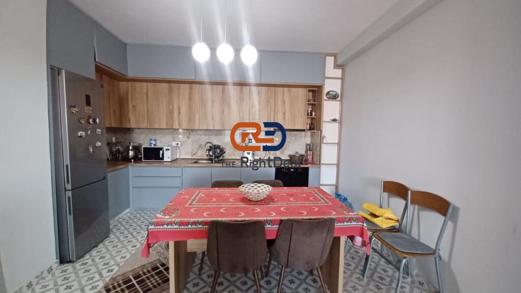 Ne Fresk, Shitet Apartament 2+1+Depo, Me Siperfaqe Te Bollshme Dhe Planimetri Te Rregullt!!