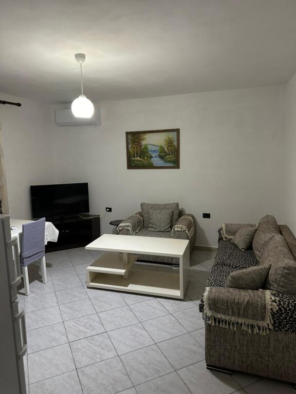 Dopo il Kristal Center, via Dhimiter Shuteriqi, viene affittato un appartamento 1+1 al primo piano di una villa, arredato. 480 Euro   
