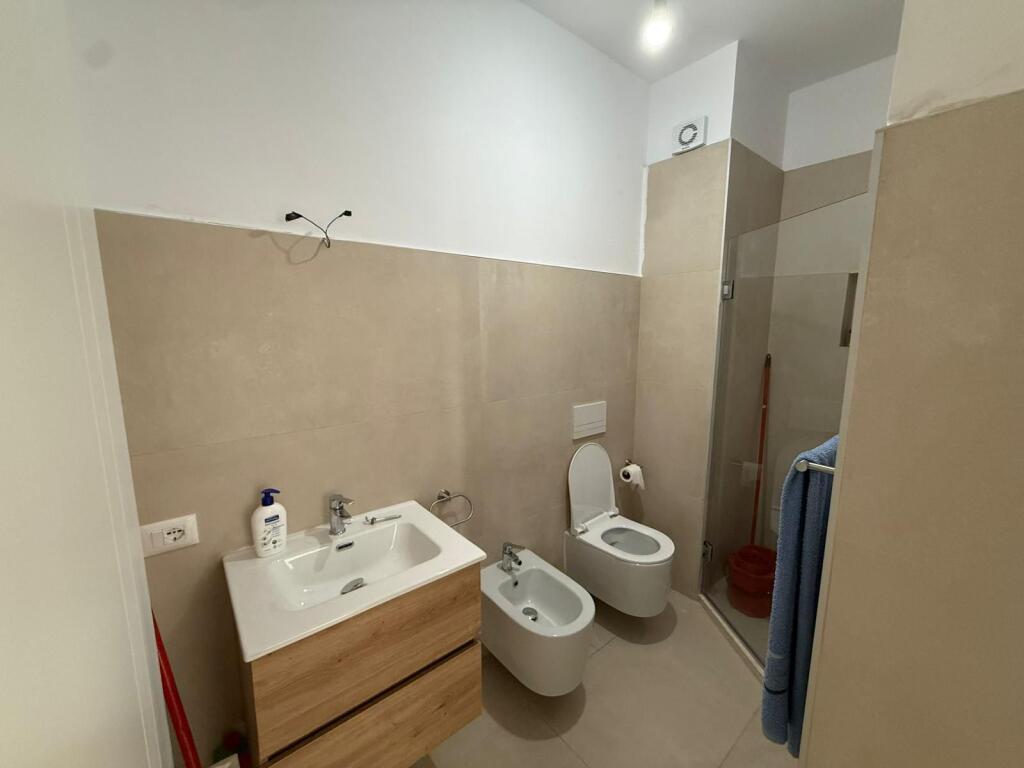 📍 Appartamento 2+1 con 2 Balconi – In Affitto 
 • Posizione: Via Siri Kodra, Tirana 
 • Prezzo: 650 €/mese