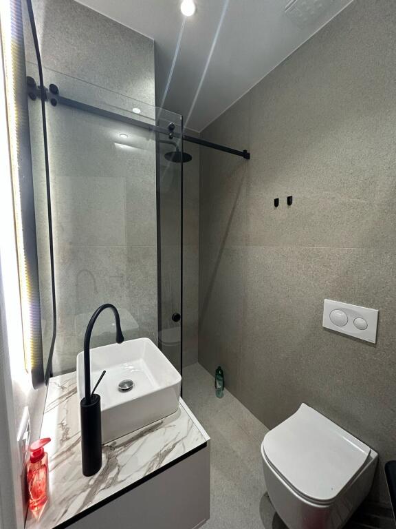 📢 Qira Apartament 2+1 – Rruga e Dibërs, Vila Gold 🚗 Me garazh  💶 Çmimi: 1,350 €/muaj