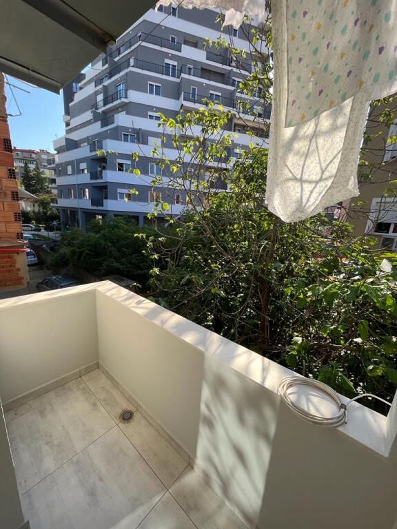 Appartamento 2+1 per ufficio in affitto a Medreseja, di fronte a Big Market