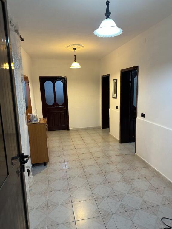 Jepet me qira apartament 1+1 Komuna e Parisit