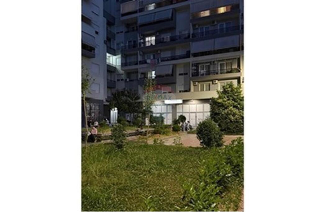 Dyqan për Qira te Kika 2, Komuna e Parisit.