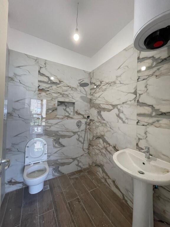 Jepet me Qira Apartament 2+1+2 + Post Parkimi - Ali Dem
