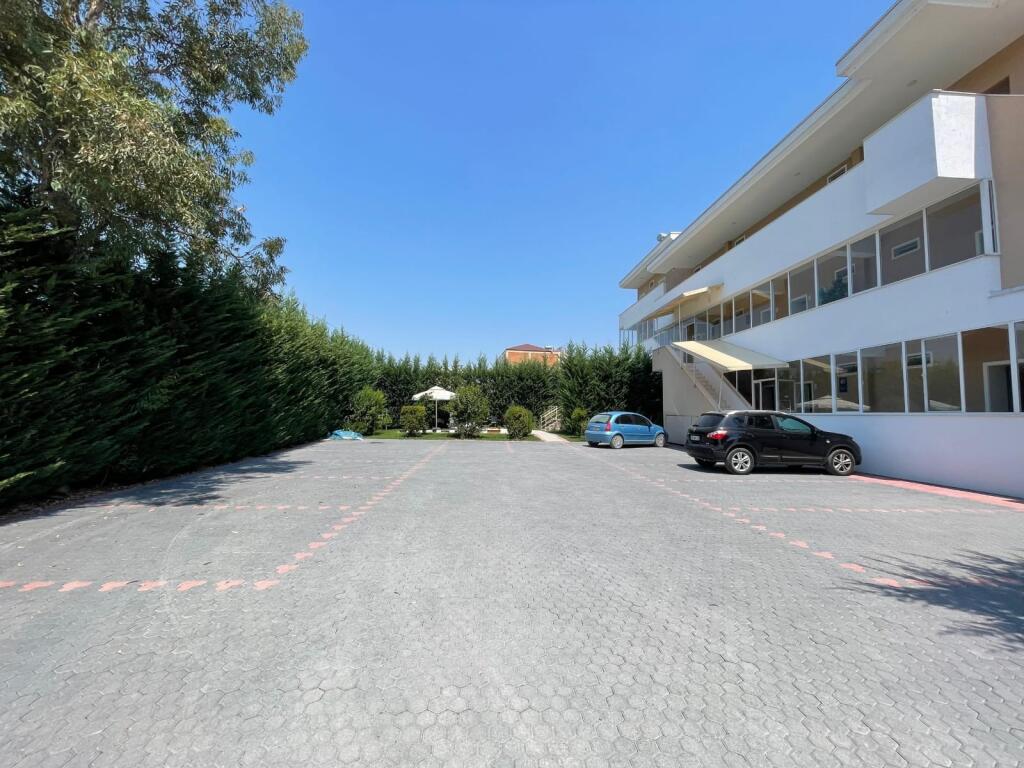 Jepet hotel per qera buzë rrugës kryesore në Vaqarr!