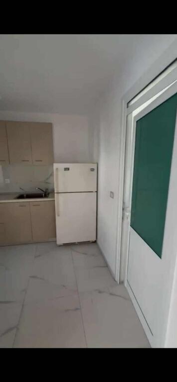 Shtëpi e rinovuar me dy dhoma (ose dy garsoniere)