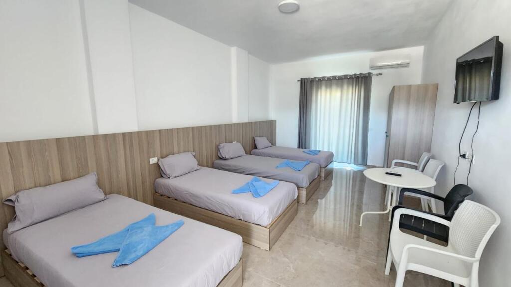 Jepet hotel per qera buzë rrugës kryesore në Vaqarr!