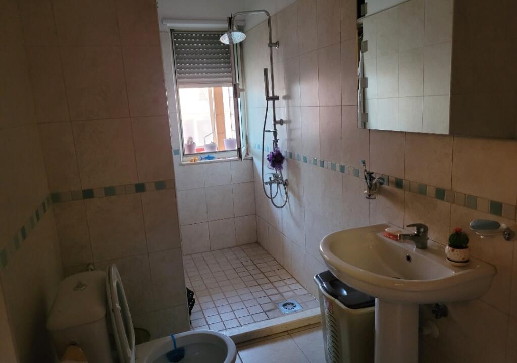 Shitet  apartament  2+1 (prane fakultetit  juridik  te Tiranes )