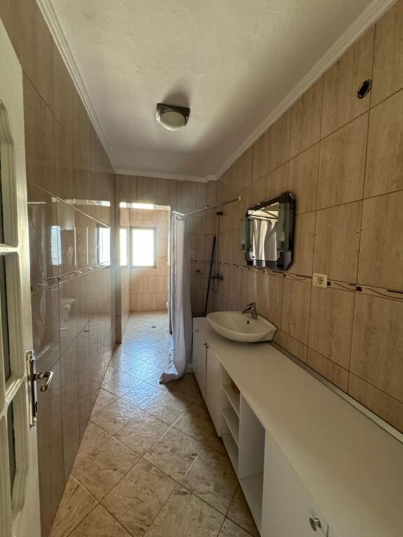 📍 Jepet me Qira Ambient Bosh – Myslym Shyri, Tiranë
💶Çmimi: 800 €/muaj