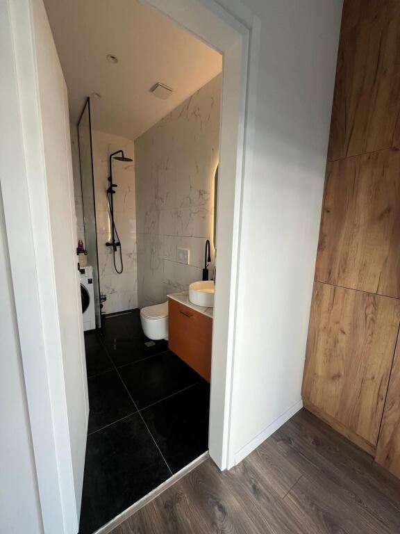 📢 Qira Apartament 2+1 – Rruga e Dibërs, Vila Gold 🚗 Me garazh  💶 Çmimi: 1,350 €/muaj