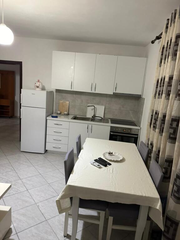 Dopo il Kristal Center, via Dhimiter Shuteriqi, viene affittato un appartamento 1+1 al primo piano di una villa, arredato. 480 Euro   