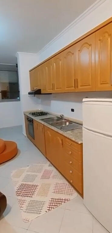 Via Elbasanit, affittasi appartamento 1+1! 50.000 Leke