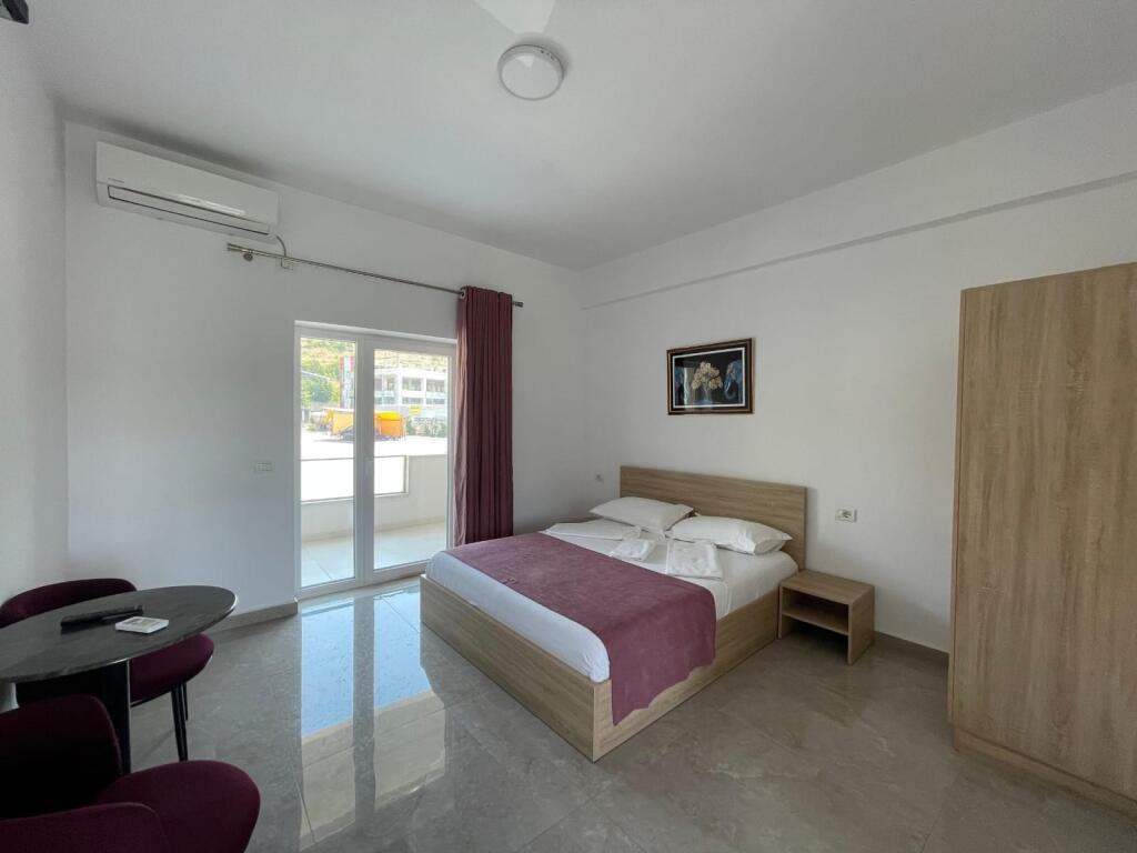 Jepet hotel per qera buzë rrugës kryesore në Vaqarr!