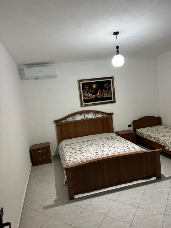 Jepet me qera apartament 1+1 te Komuna e Parisit!
