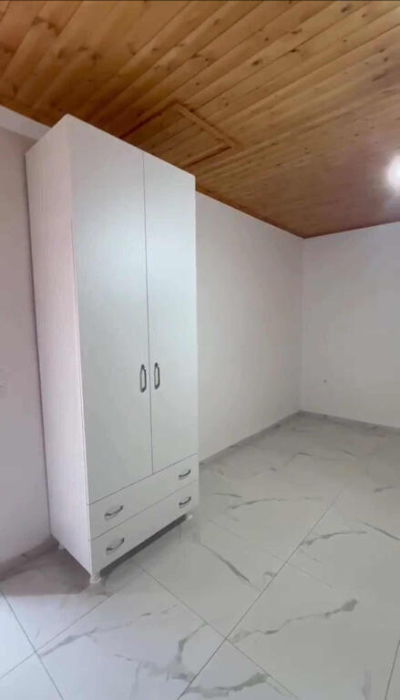 Shtëpi e rinovuar me dy dhoma (ose dy garsoniere)