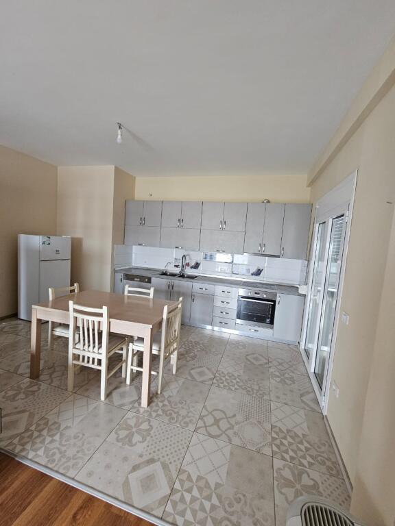 Ne zonen e Vilave Gjermane,Rr.Oso Kuka,jepet me qera ne katin e 3-te i nje vile apartament 3+1+2,i mobiluar 55,000Leke