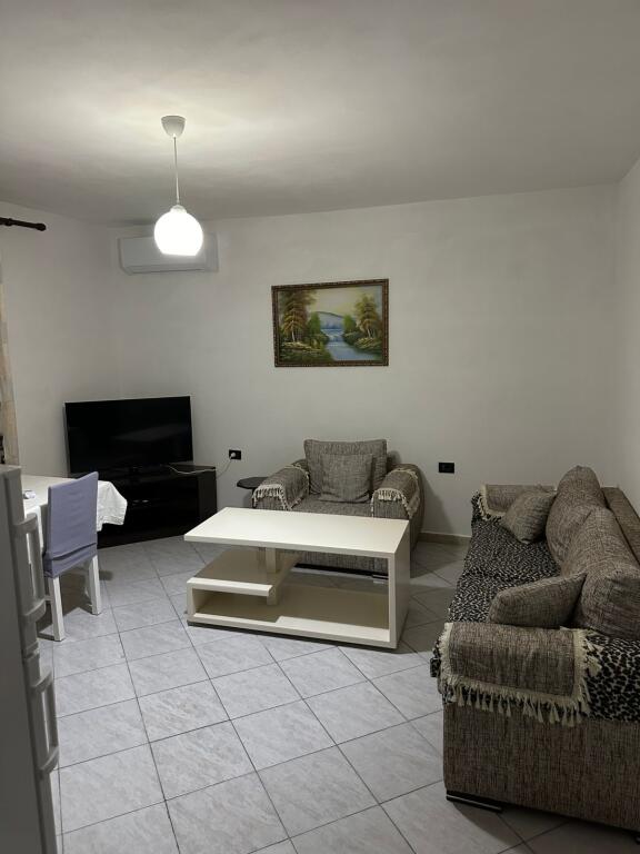 Jepet me qera apartament 1+1 te Komuna e Parisit!
