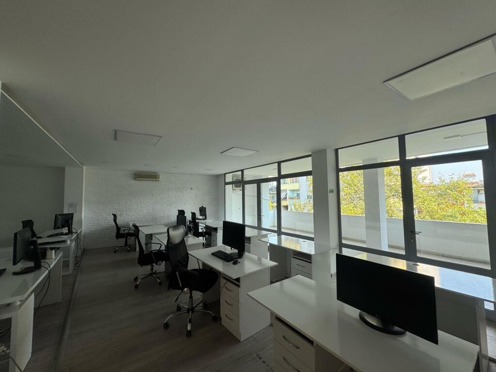 📍 Jepet me Qira Ambient Bosh – Myslym Shyri, Tiranë
💶Çmimi: 800 €/muaj