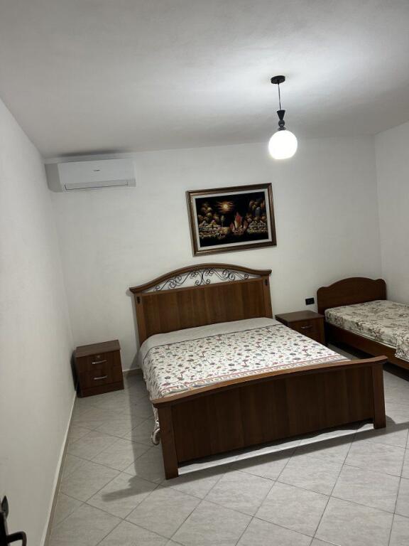 Jepet me qira apartament 1+1 Komuna e Parisit