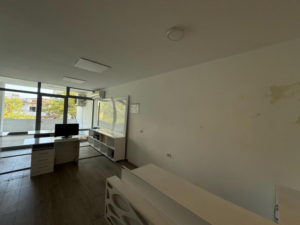 📍 Jepet me Qira Ambient Bosh – Myslym Shyri, Tiranë
💶Çmimi: 800 €/muaj