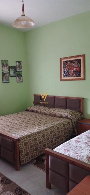 JEPET HYRJE 2+1 ME QERA TE ISH UZINA E AUTOTRAKTOREVE, SHKOZE 430 EURO